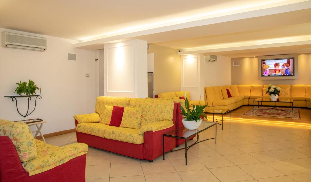 Hotel Imperia Lido di Jesolo Bagian luar foto