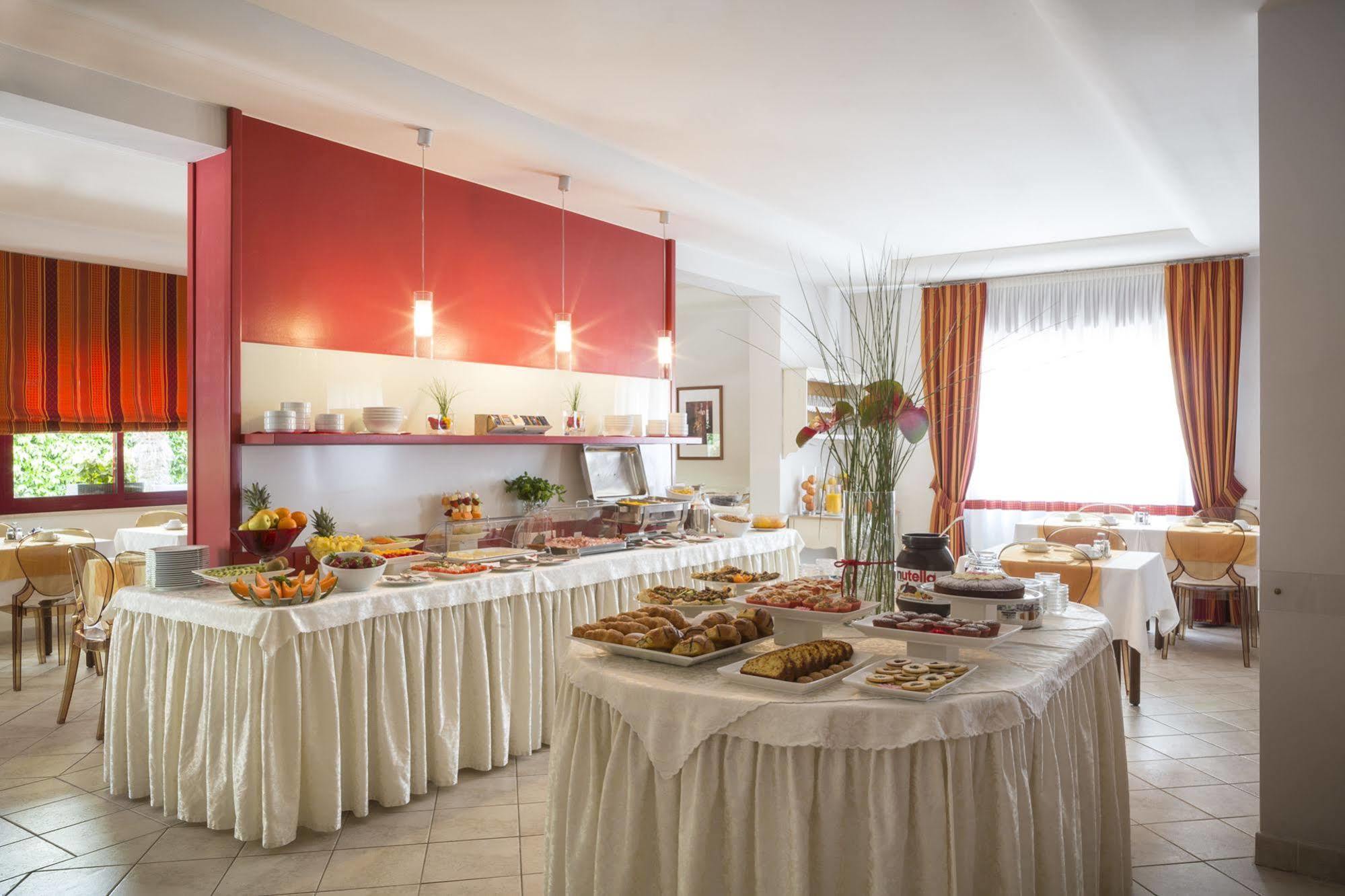 Hotel Imperia Lido di Jesolo Bagian luar foto