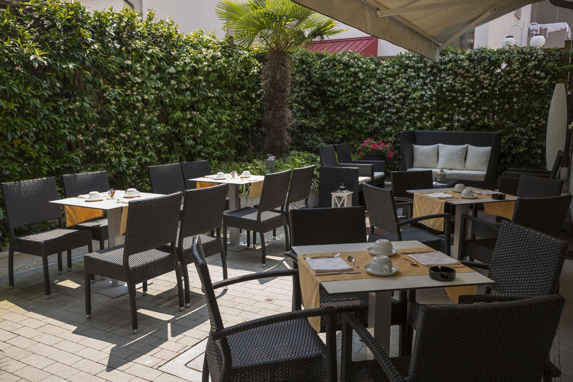 Hotel Imperia Lido di Jesolo Bagian luar foto