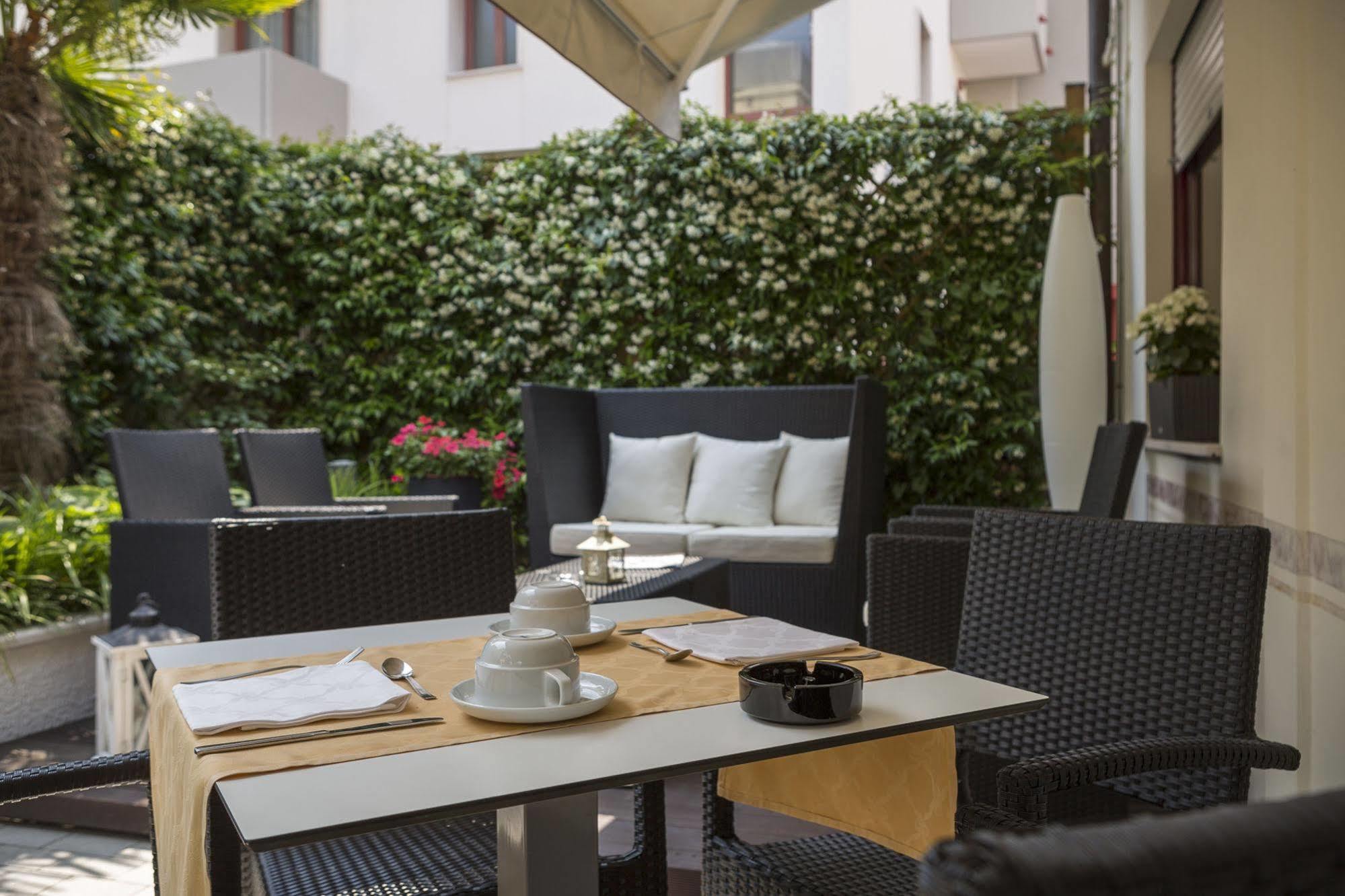 Hotel Imperia Lido di Jesolo Bagian luar foto