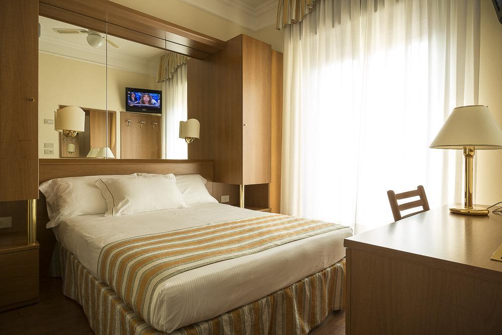 Hotel Imperia Lido di Jesolo Bagian luar foto